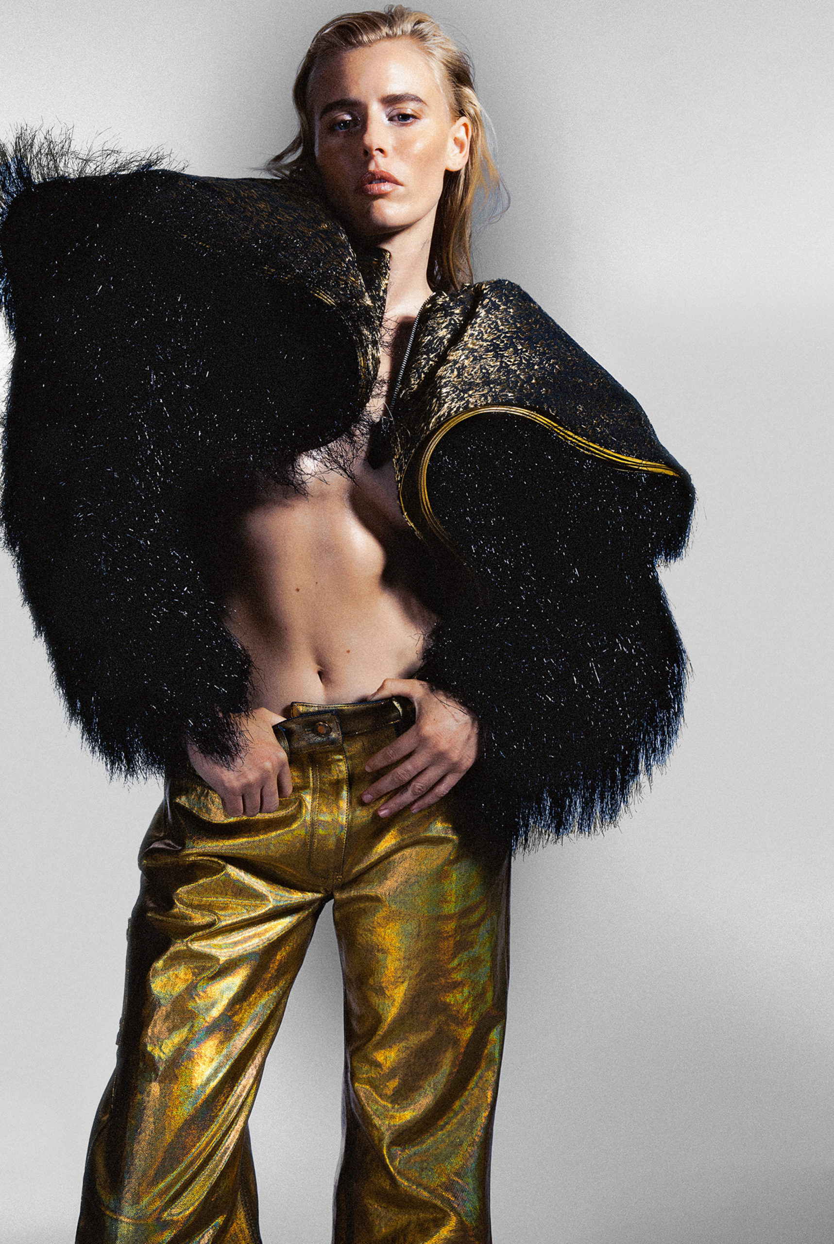 Lauren Wasser, le mannequin aux jambes d'or, défile pour la collection  Croisière Louis Vuitton