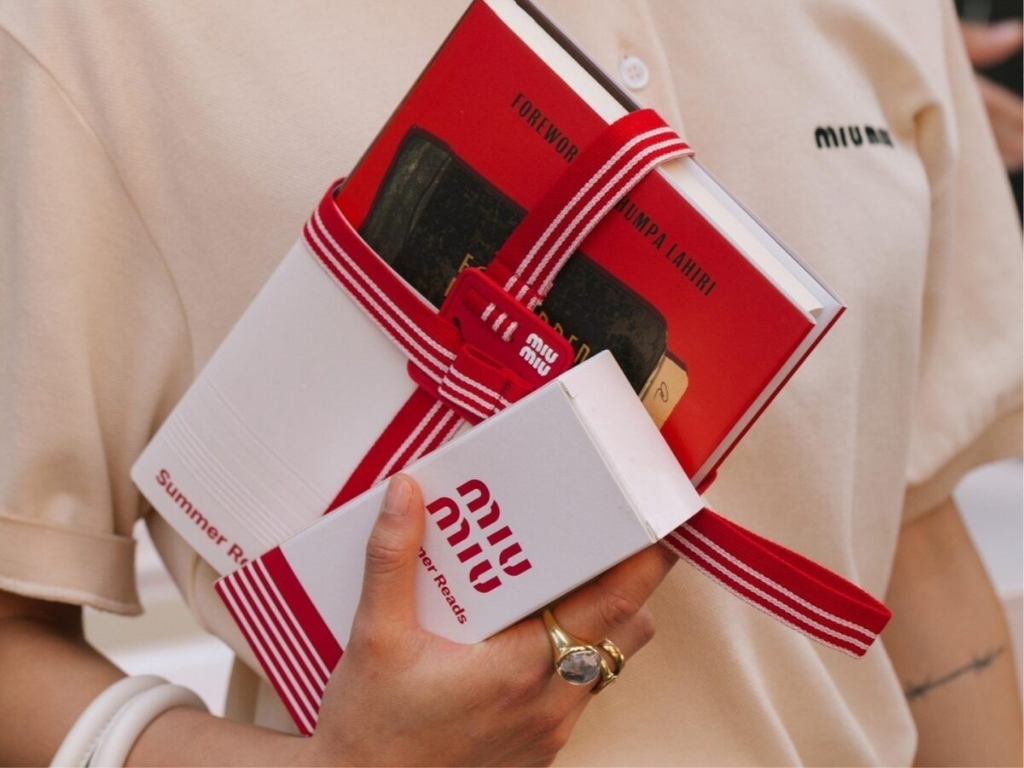 Miu Miu lance sa deuxième édition des Miu Miu Summer Reads - Mixte Magazine