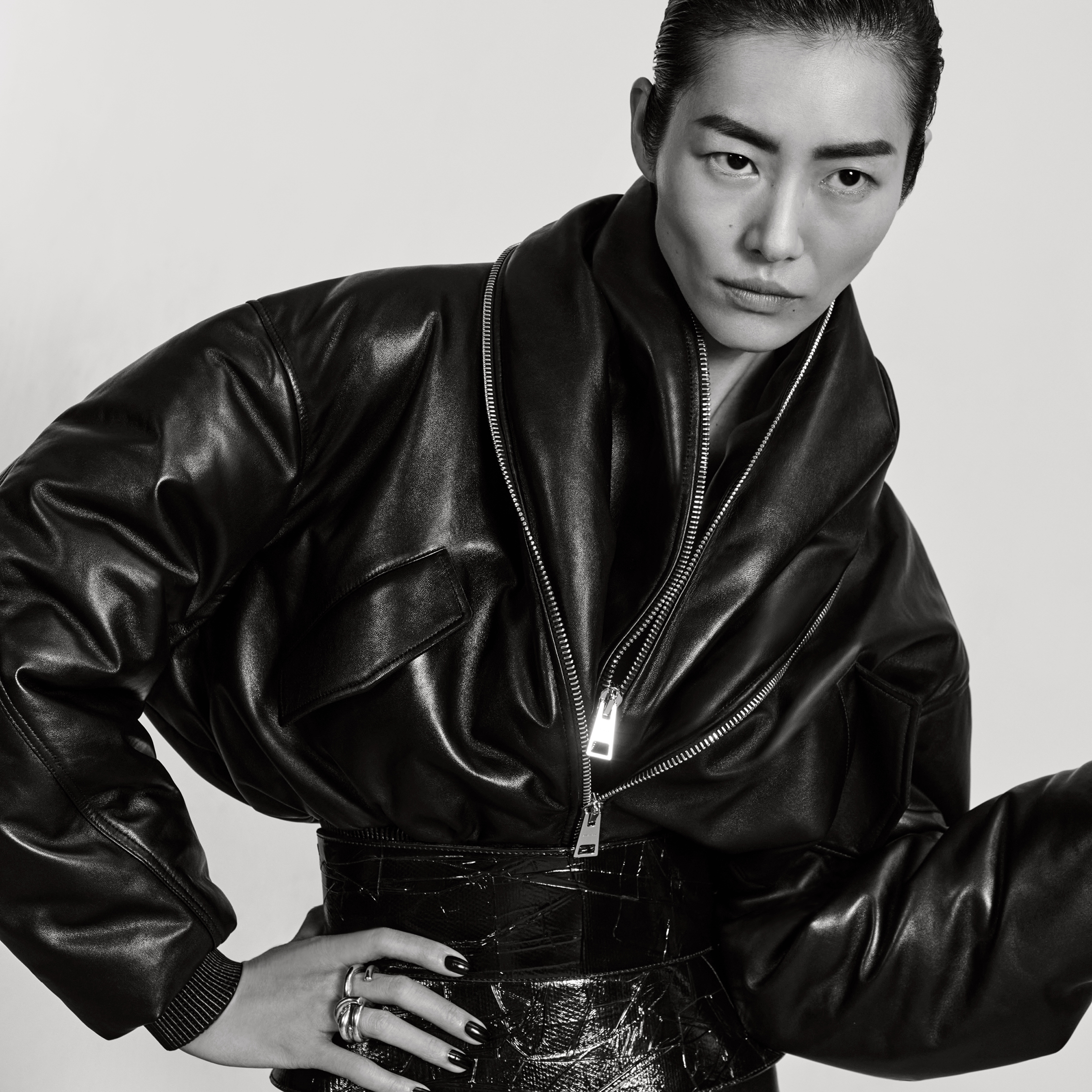 GIVENCHY_FW25_WOMEN_CAMPAIGN_DIGITAL_1x1_05 (4)